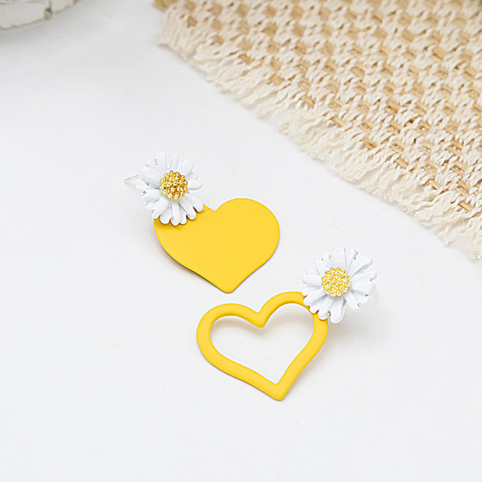 Wholesale Asymmetric daisy heart-shaped earrings, versatile and personalized flower earrings