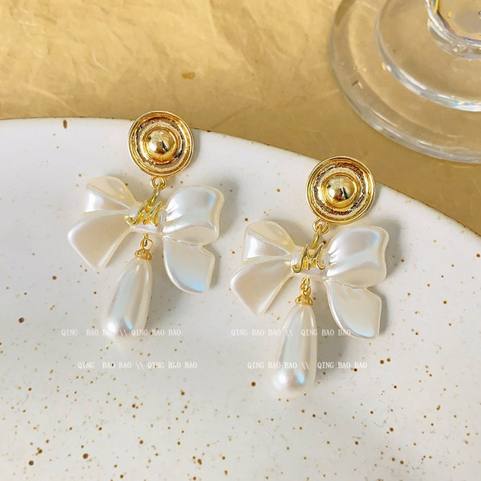 Wholesale Retro bow pearl earrings are fashionable, exquisite, versatile, and high-end geometric earrings and ear accessories