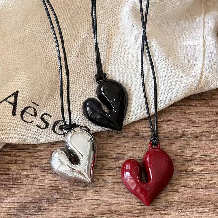 Wholesale Love necklace with high-end feel, black rope hanging neck, sweater chain, adjustable drawstring accessory