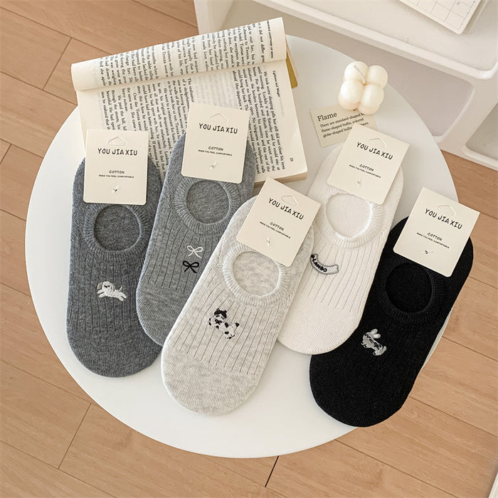 Wholesale Ship socks with anti slip and cotton heel, women's shallow mouth socks, gray cartoon embroidery, invisible