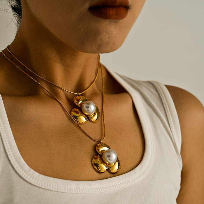 Wholesale Simple and personalized flower imitation pearl necklace, stainless steel gold-plated collarbone chain wholesale