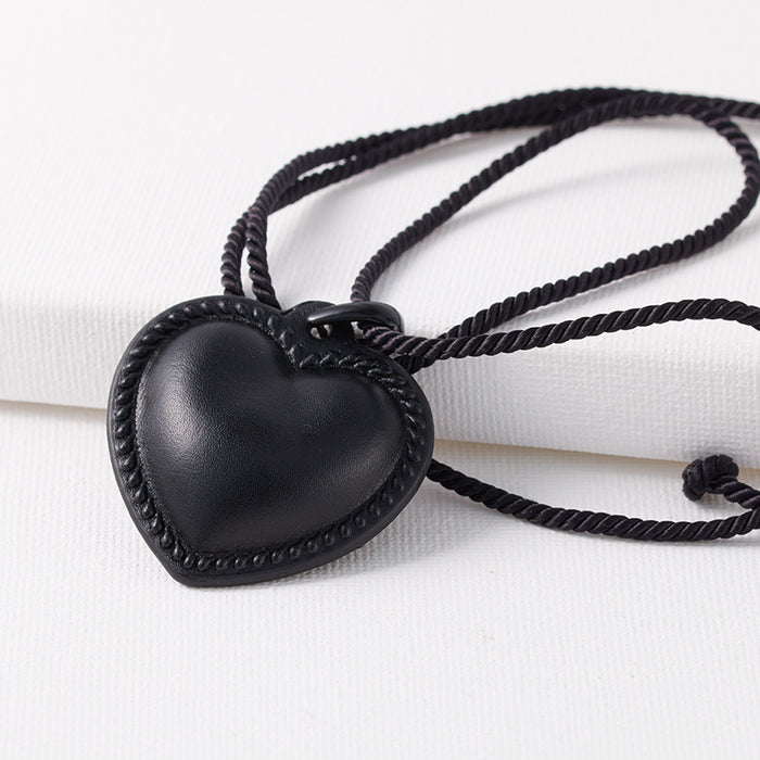 Wholesale Love necklace with niche design and adjustable collarbone chain