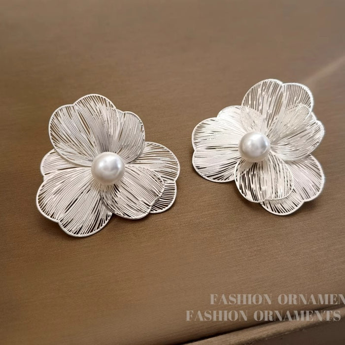 Wholesale Sterling silver exaggerated flower earrings, light luxury high-end feeling, pearl earrings, temperament earrings