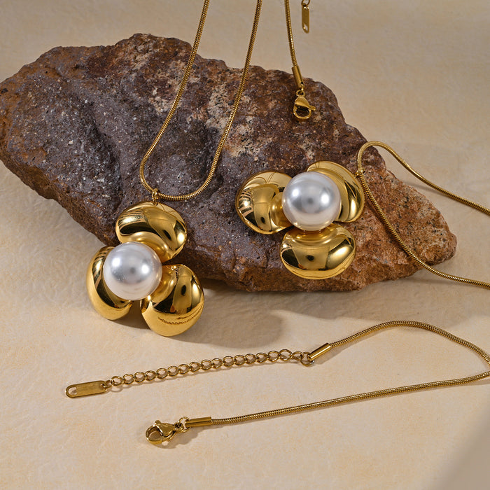 Wholesale Simple and personalized flower imitation pearl necklace, stainless steel gold-plated collarbone chain wholesale