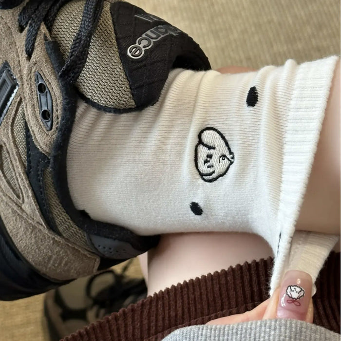 Wholesale Fashionable polka dot embroidery mid tube socks, simple and versatile stacking socks