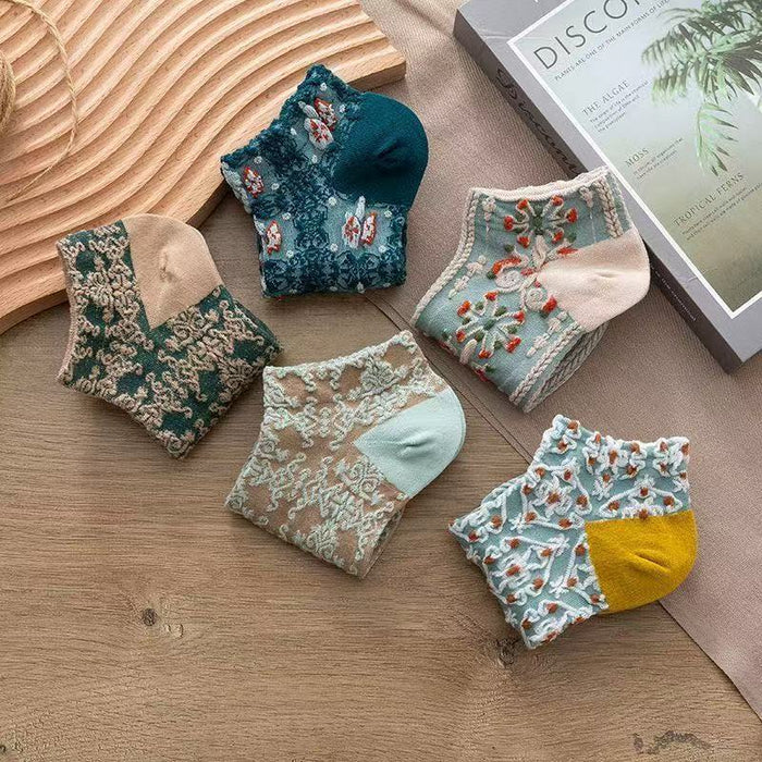 Wholesale Wearing plain cotton socks with a central tube for casual and versatile wear