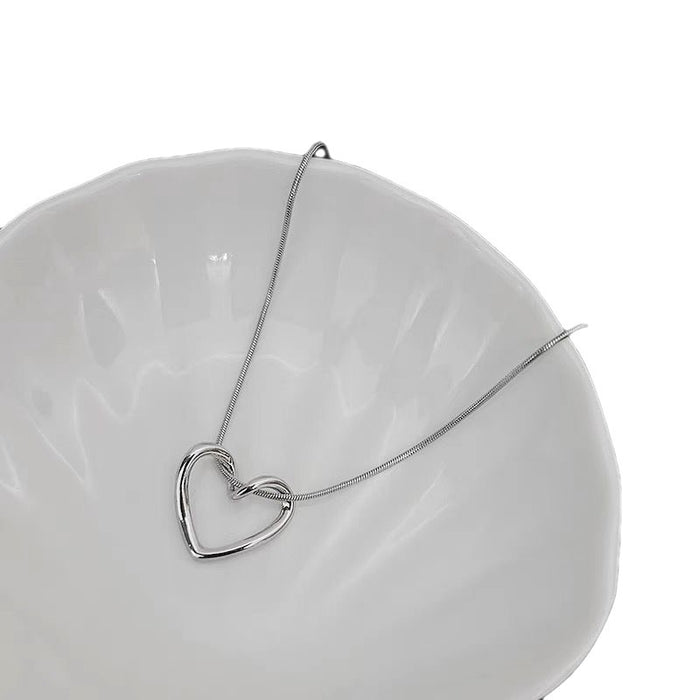 Wholesale Hollow out peach heart necklace, simple collarbone chain, niche design, neck chain