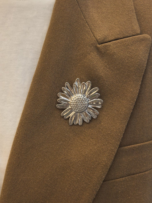 Wholesale Stainless steel sunflower brooch 18K gold-plated light luxury fashion