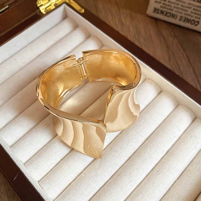 Wholesale Metal bracelet temperament light luxury high sense bracelet niche personality exaggerated jewelry women