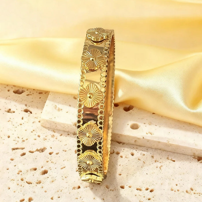 Wholesale Waterproof titanium steel four-flower bracelet