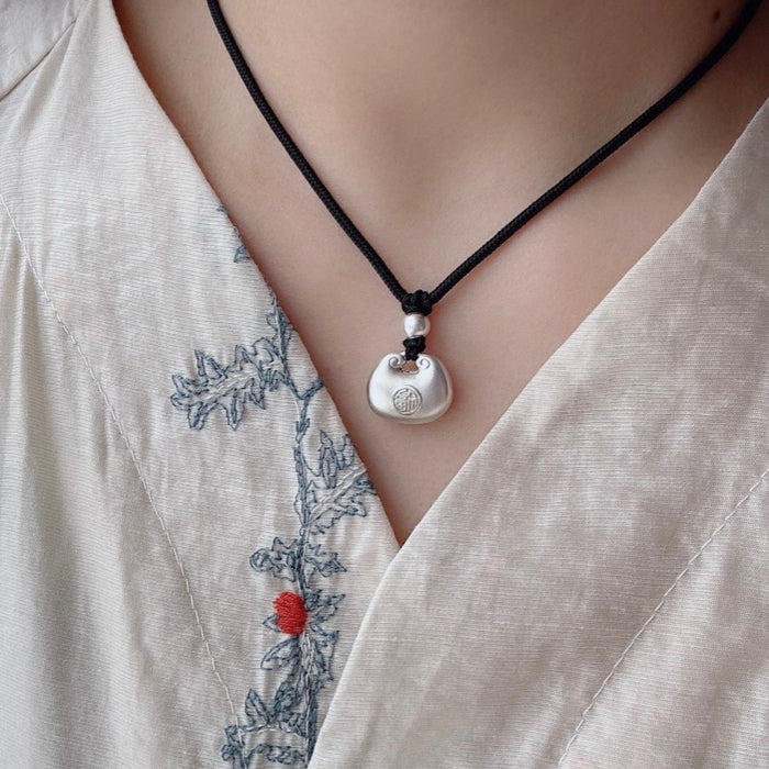 Wholesale The necklace design is niche and versatile, suitable for couples. The pendant features a simple and trendy necklace