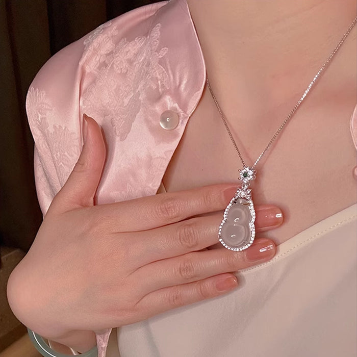 Wholesale Pendant necklace, high-end sweater chain, light luxury collarbone chain accessory