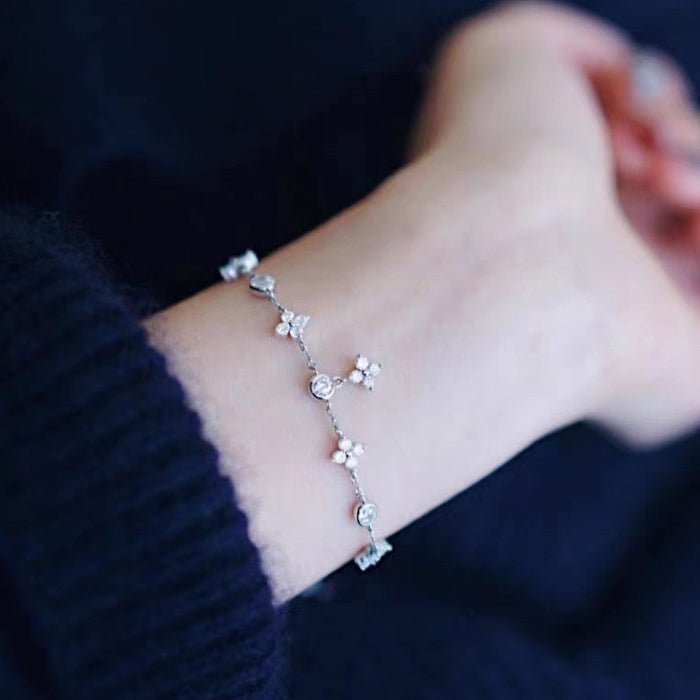 Wholesale Light luxury clover bracelet for women, simple temperament, layered jewelry, high-end feel