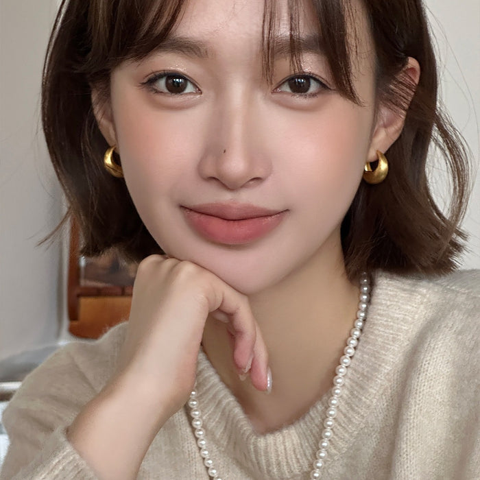 Wholesale Silver needle plain ring earrings for women, niche, high-end, cold and cool style earrings, fashionable and versatile autumn and winter ear buckles