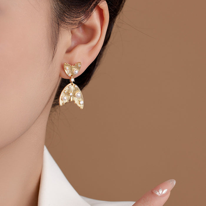 Wholesale Light luxury, personalized design, diamond inlaid, pearl quality, high-end, cool style earrings