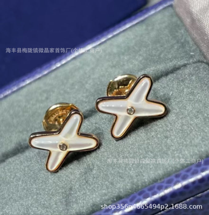 Wholesale Natural white pendant necklace with gold-plated locking chain