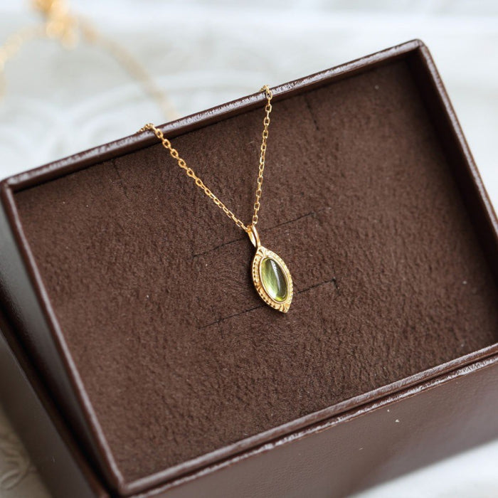 Wholesale Oval pendant, vintage gold-plated necklace, crystal collarbone chain