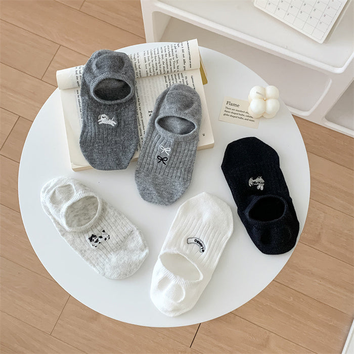 Wholesale Ship socks with anti slip and cotton heel, women's shallow mouth socks, gray cartoon embroidery, invisible