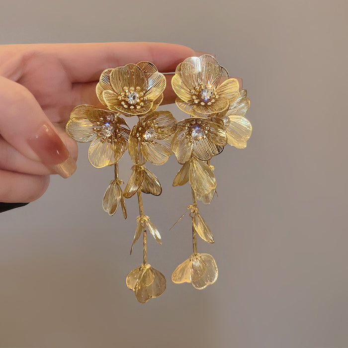 Wholesale Golden flower ear clip with exaggerated high-end feel, metal long tassel earrings, retro no ear hole earrings