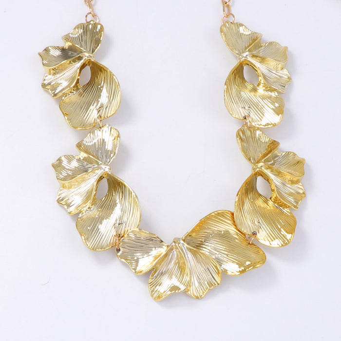 Wholesale Fashion Style Irregular Acrylic Stereo Petal Necklace Light Luxury