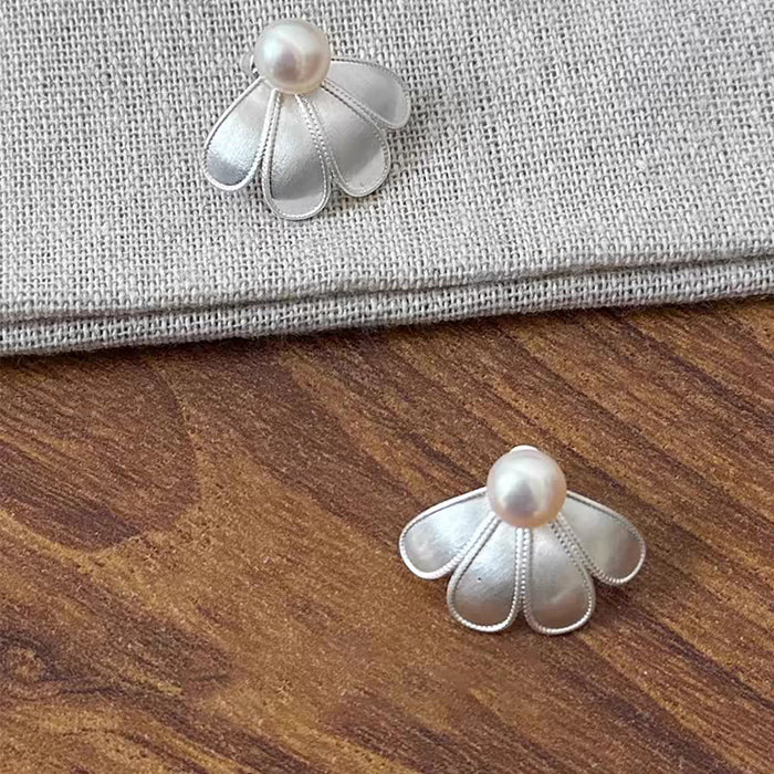 Wholesale Petal pearl earrings have a unique and niche temperament