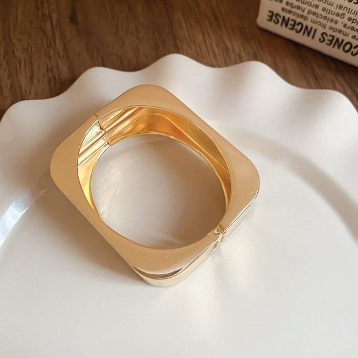 Wholesale Metal bracelet temperament light luxury high sense bracelet niche personality exaggerated jewelry women