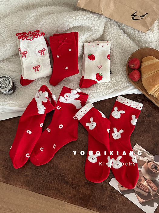 Wholesale Red mid-calf socks for girls in autumn and winter.
