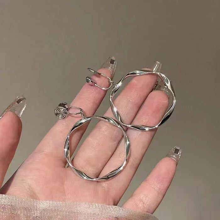 Wholesale Retro silver painless circular ear clip for women without ear holes, exaggerated earrings with earrings