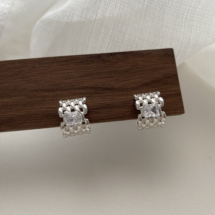 Wholesale Pearl inlaid high-end earrings with copper plated gold and silver needles throughout the body, new earrings with light luxury and niche appeal