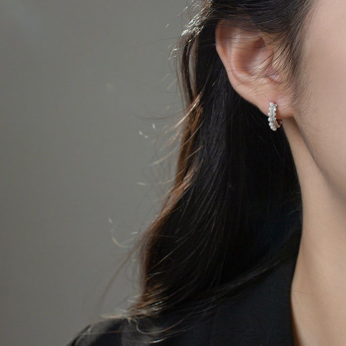 Wholesale Pure silver diamond lined synthetic pearl ear buckle design exudes a sense of elegance and temperament