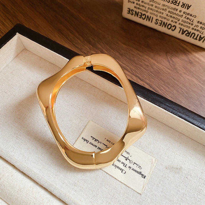 Wholesale Metal bracelet temperament light luxury high sense bracelet niche personality exaggerated jewelry women