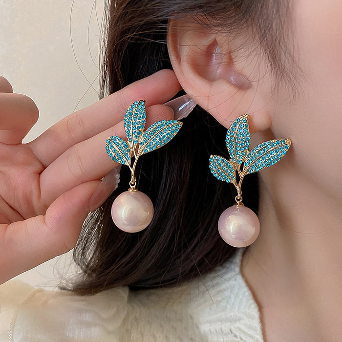 Wholesale New personalized design alloy diamond inlaid jewelry, light luxury style pearl earrings, ladies' non fading silver needle earrings