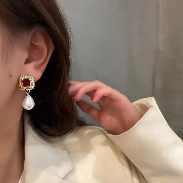 Wholesale Premium, light luxury pearl ear clip, retro temperament, fashionable and ear hole free ear clip