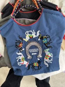 Wholesale Embroidered canvas crossbody bag zipper shoulder bag women' s fashionable handbag