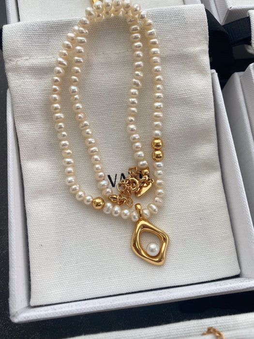 Wholesale Pearl necklace for women, light luxury, niche design, high-end feeling, collarbone chain, retro necklace, sweater chain, accessory