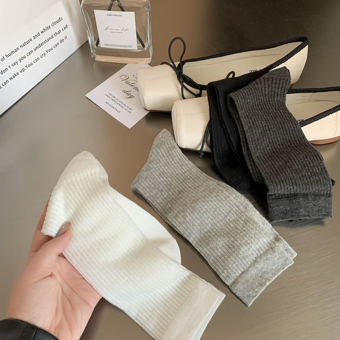 Wholesale Boneless vertical black and white mid tube socks, anti pilling and breathable