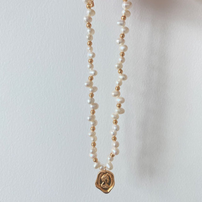 Wholesale Pearl necklace for women, light luxury, niche design, high-end feeling, collarbone chain, retro necklace, sweater chain, accessory