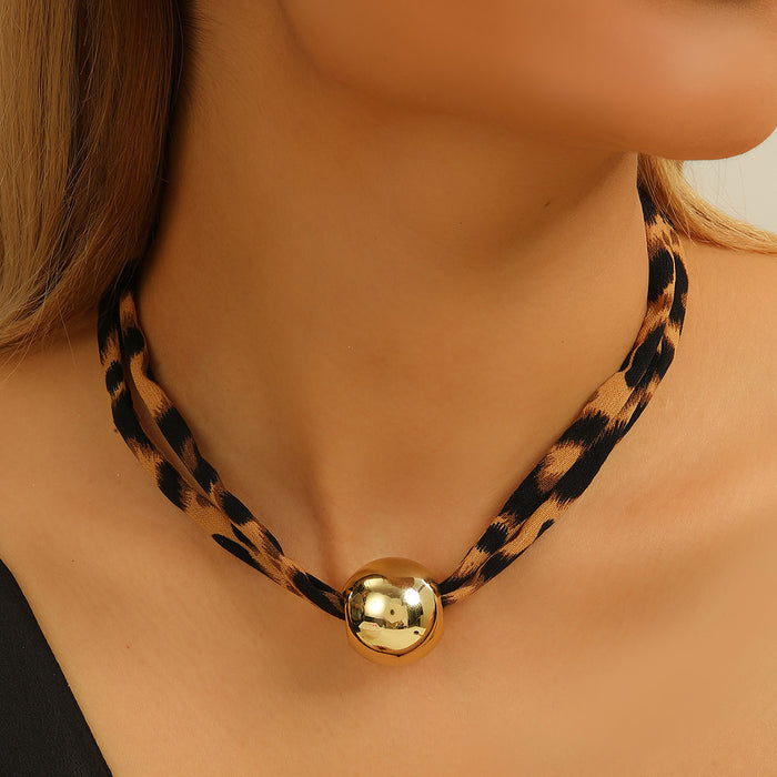 Wholesale Exaggerated metal round collarbone chain, fashionable and niche design, leopard print necklace