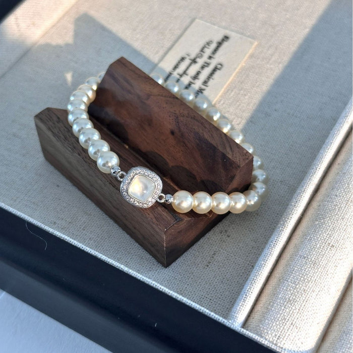 Wholesale Fashionable retro pearl double-layer women's light luxury temperament, high-end sense, niche personality pearl bracelet