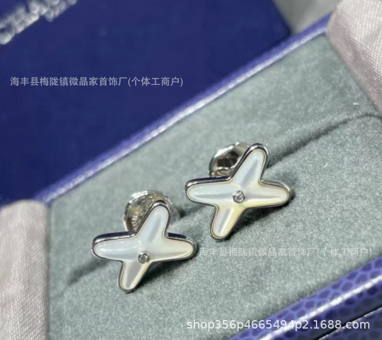 Wholesale Natural white pendant necklace with gold-plated locking chain