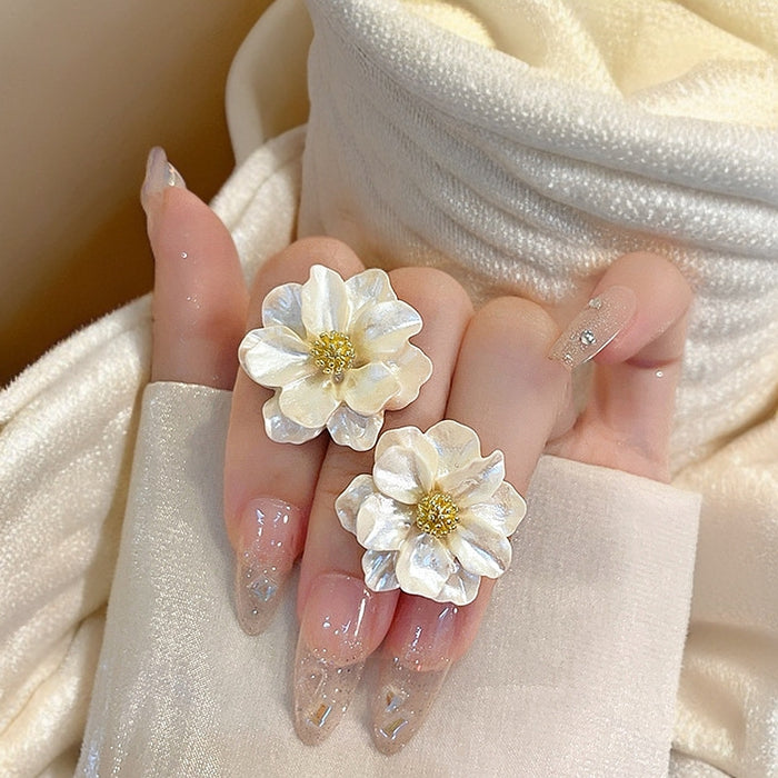 Wholesale Camellia earrings, light luxury temperament, versatile earrings, silver needles, fashionable earrings