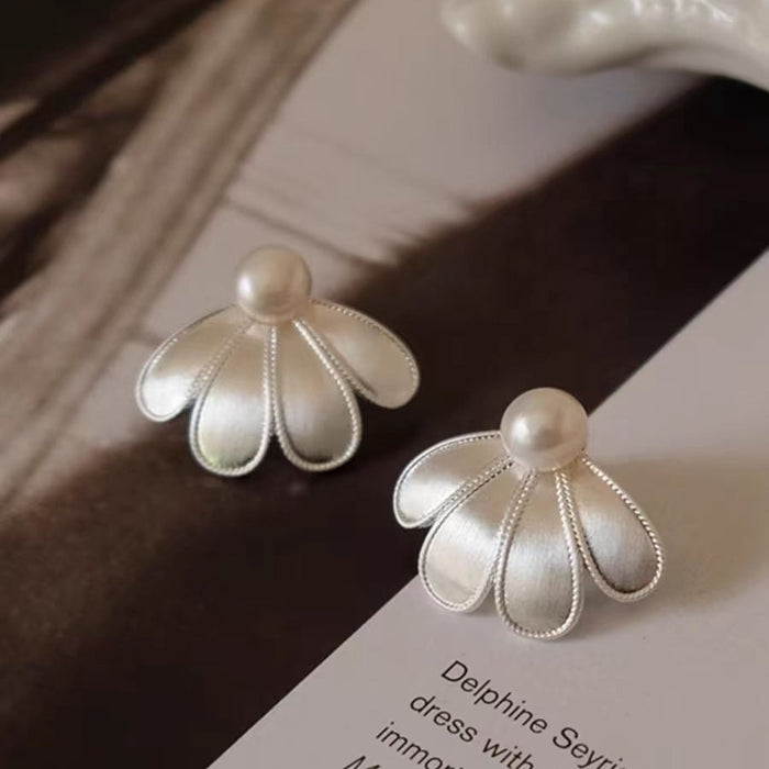 Wholesale Petal pearl earrings have a unique and niche temperament