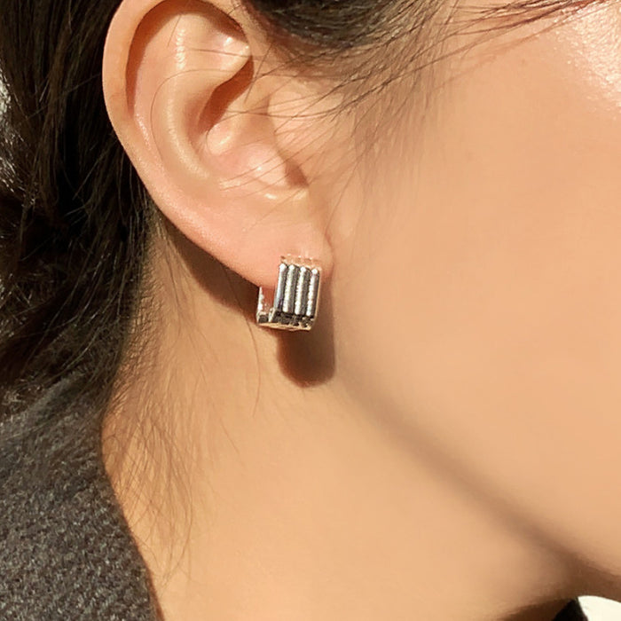 Wholesale Simple square smooth striped ear buckle for women, versatile, compact, exquisite, high-end ear accessory