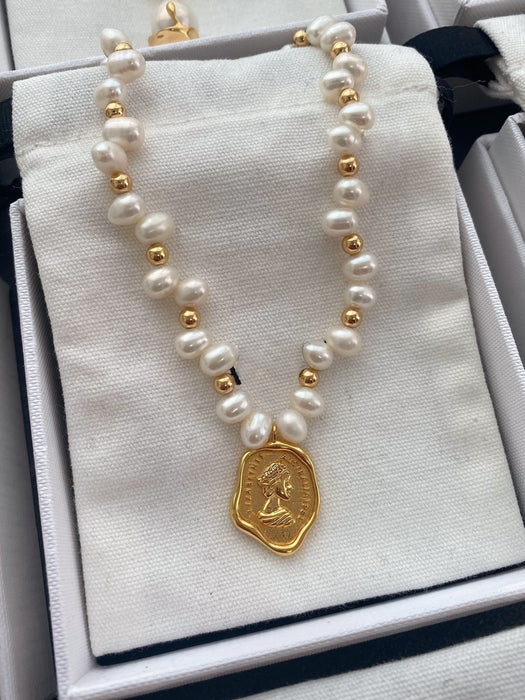 Wholesale Pearl necklace for women, light luxury, niche design, high-end feeling, collarbone chain, retro necklace, sweater chain, accessory