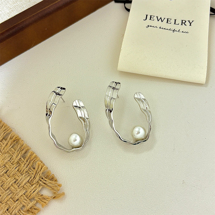 Wholesale Fashionable and luxurious silver pearl earrings with simple and niche design, personalized and irregular earrings