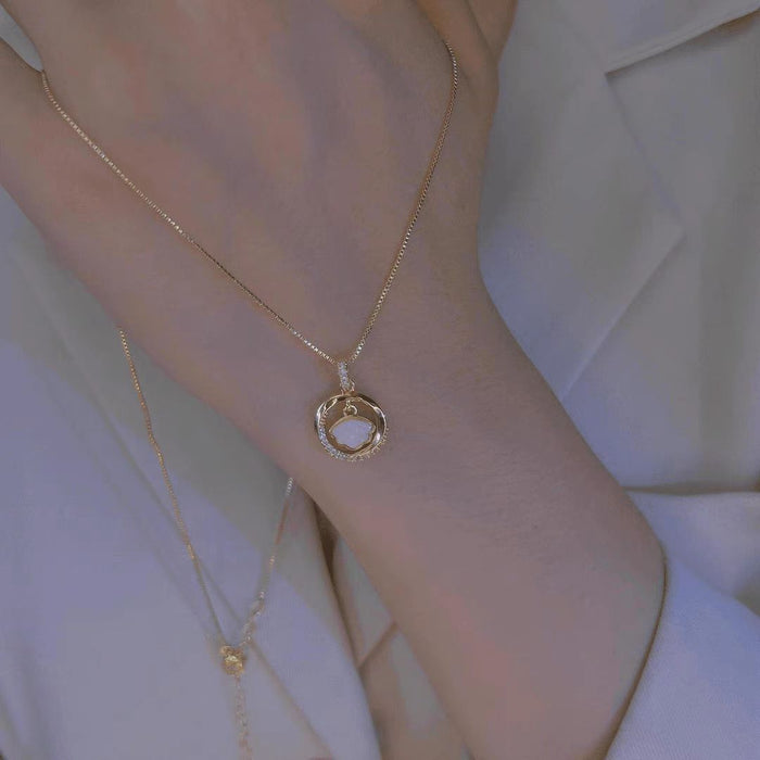 Wholesale Shell pendant necklace, new style, light luxury, high-end feel, diamond studded collarbone chain