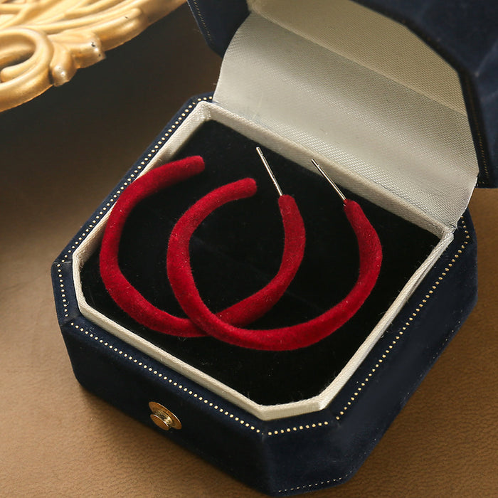 Wholesale Minimally designed wave shaped large earrings with a high-end feel and temperament. New niche white retro velvet earrings