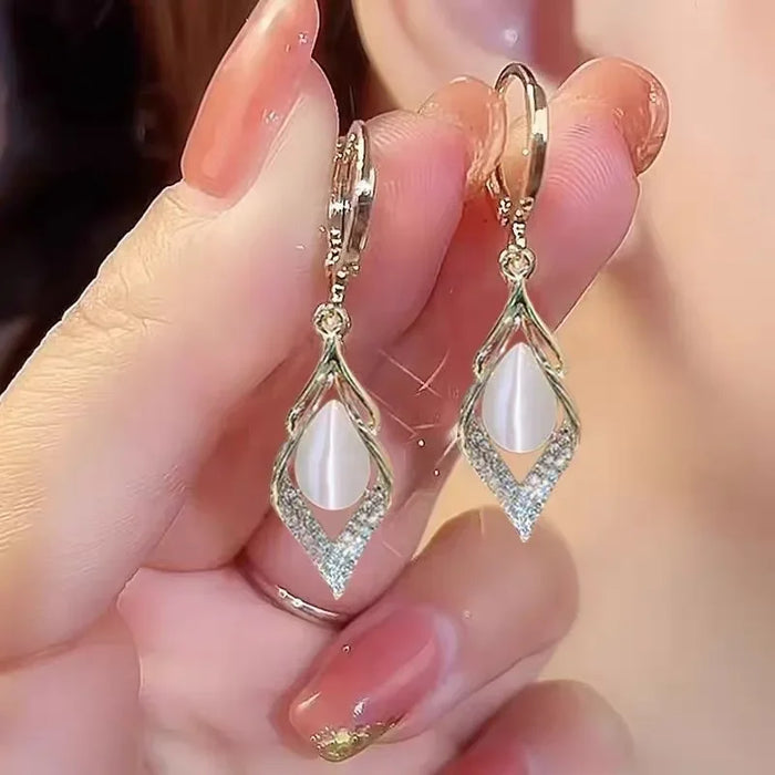 Wholesale Elegant and versatile earrings with a light and luxurious temperament, simple and fashionable water droplet earrings, trendy and exquisite, versatile, elegant and dynamic earrings