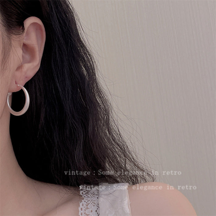 Wholesale Unique and niche style of plain earrings, fashionable and versatile earrings