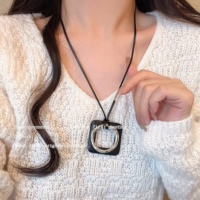 Wholesale Vintage feather necklace, double-layer layered long sweater chain accessory